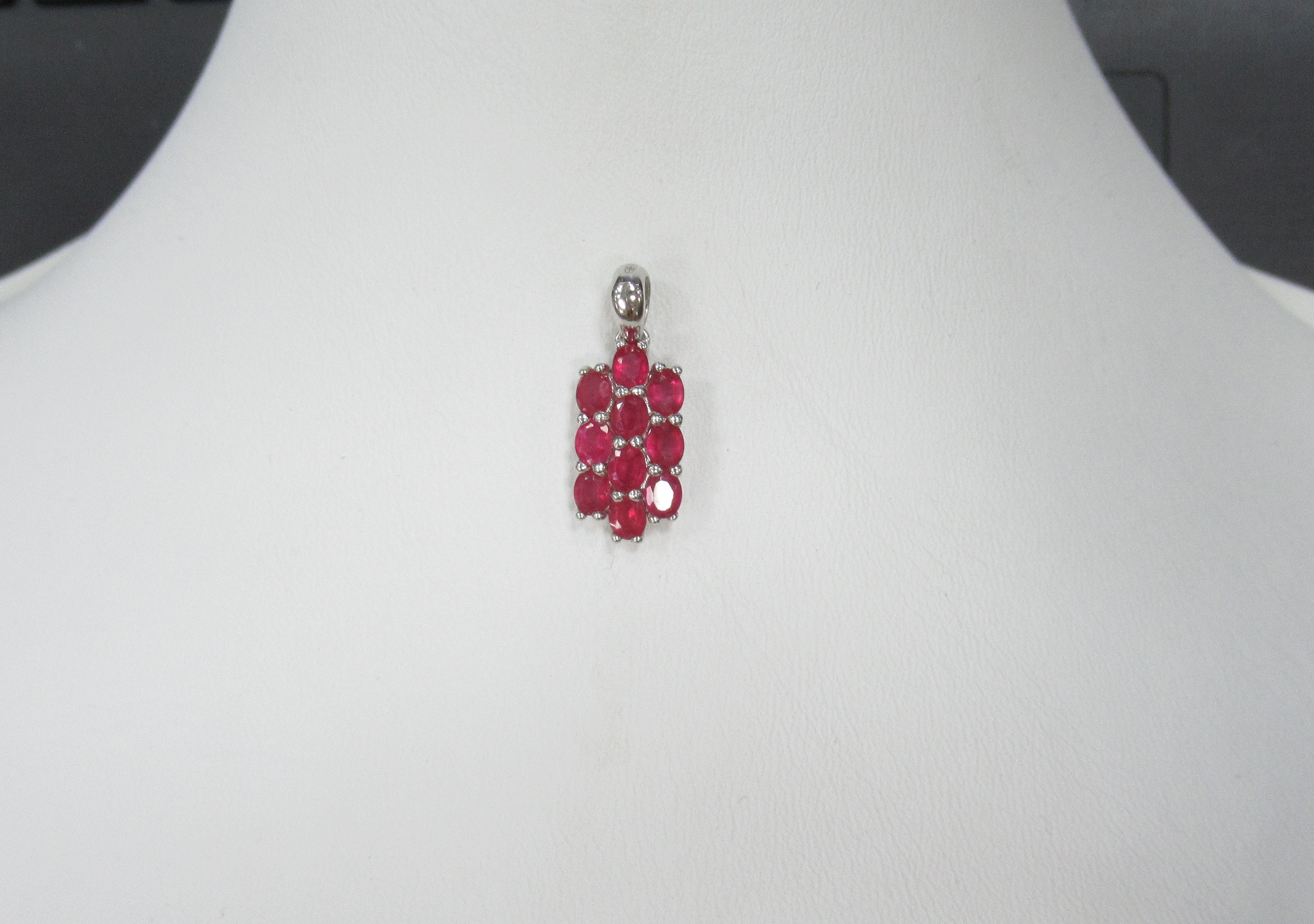 Серебряная подвеска с рубинами